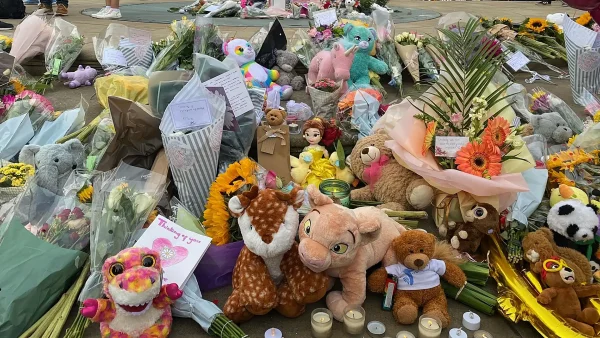 Bloemen en knuffeldieren voor de slachtoffers van de steekpartij in Southport