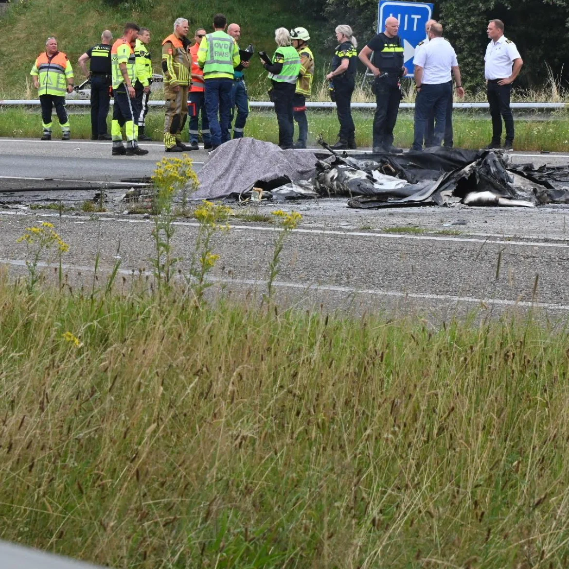 Vliegtuig neergestort op een snelweg.