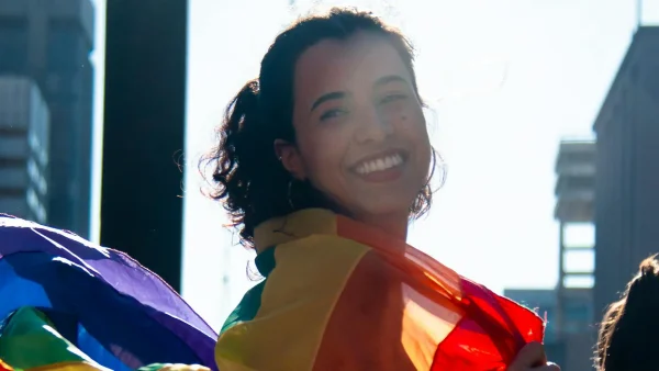 Vrouw met een regenboogvlag