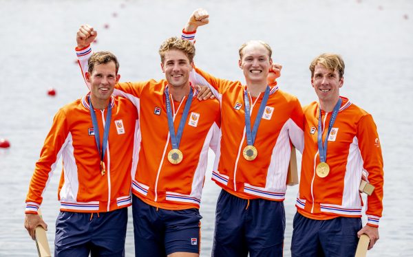 PARIJS - Lennart van Lierop, Finn Florijn, Tone Wieten en Koen Metsemakers winnen een gouden medaille tijdens de finale dubbelvier mannen op het olympisch roeitoernooi tijdens de zomerspelen met hun gouden medaille 