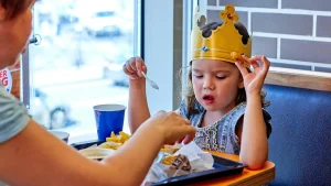 Thumbnail voor Uit eten zónder zeurende peuters en babygehuil? Dit restaurant weert ouders met jonge kinderen