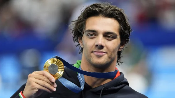 Thomas Ceccon met zijn gouden medaille op de Olympische Spelen in Parijs