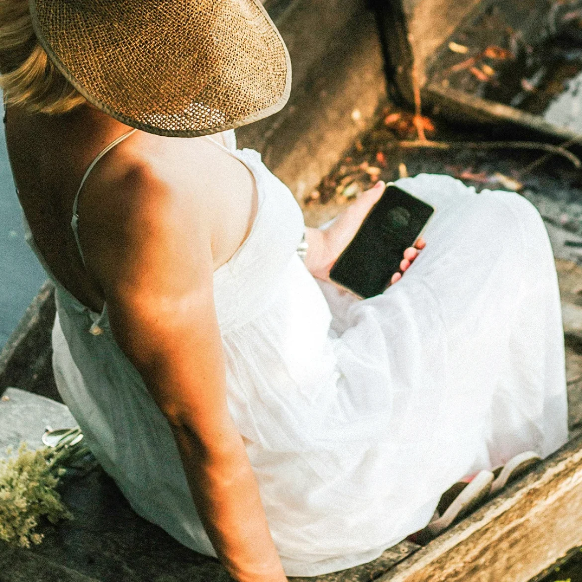 Zomerjurk zonder zakken? Dit is waarom je niet je telefoon in je bh moet stoppen