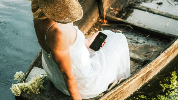 Zomerjurk zonder zakken? Dit is waarom je niet je telefoon in je bh moet stoppen