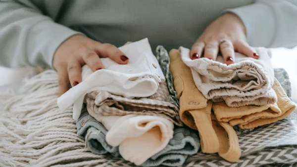 Kind kan de was doen: moet je nieuwe babykleding eerst wassen voor gebruik?