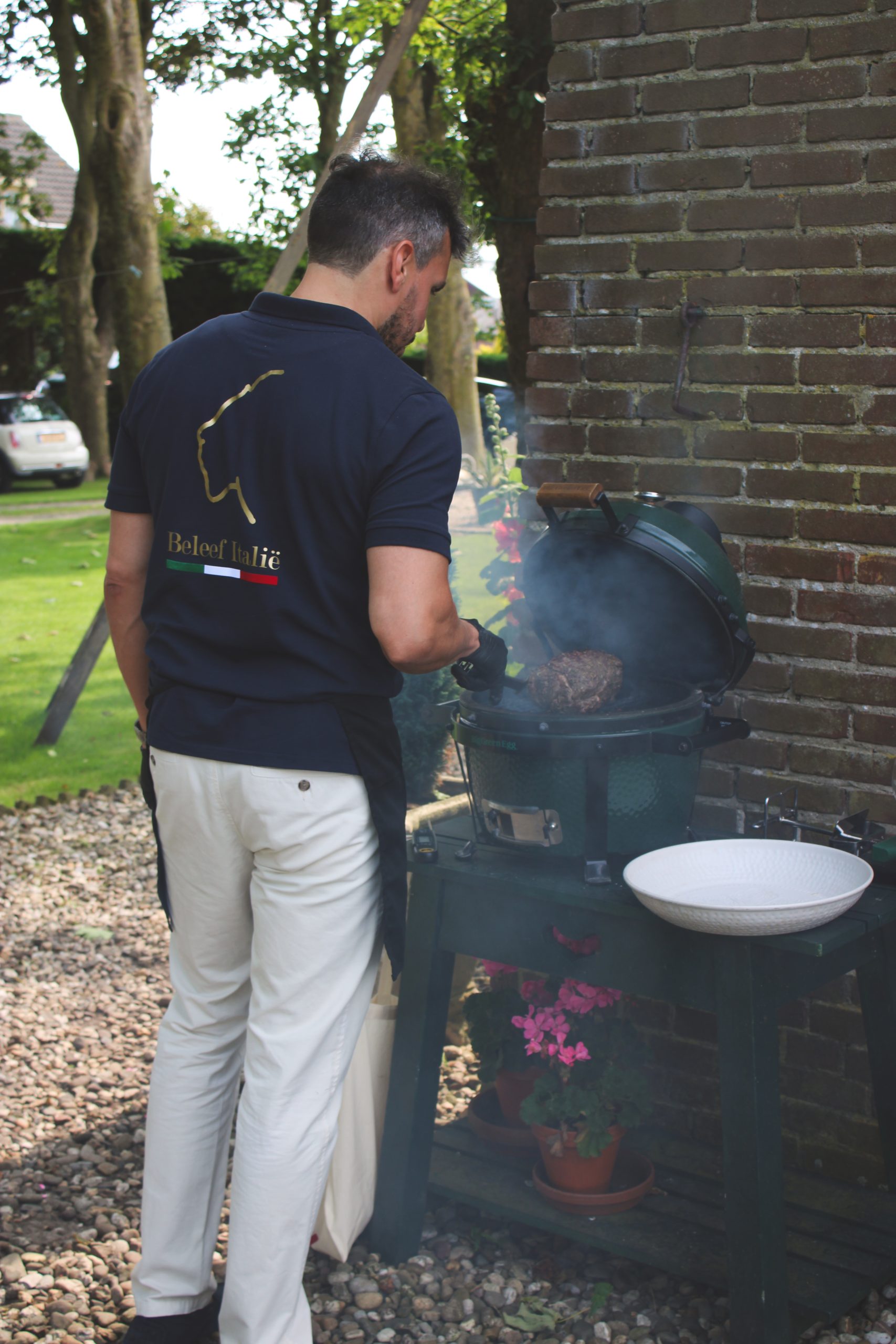 Wouter bij Big Green Egg