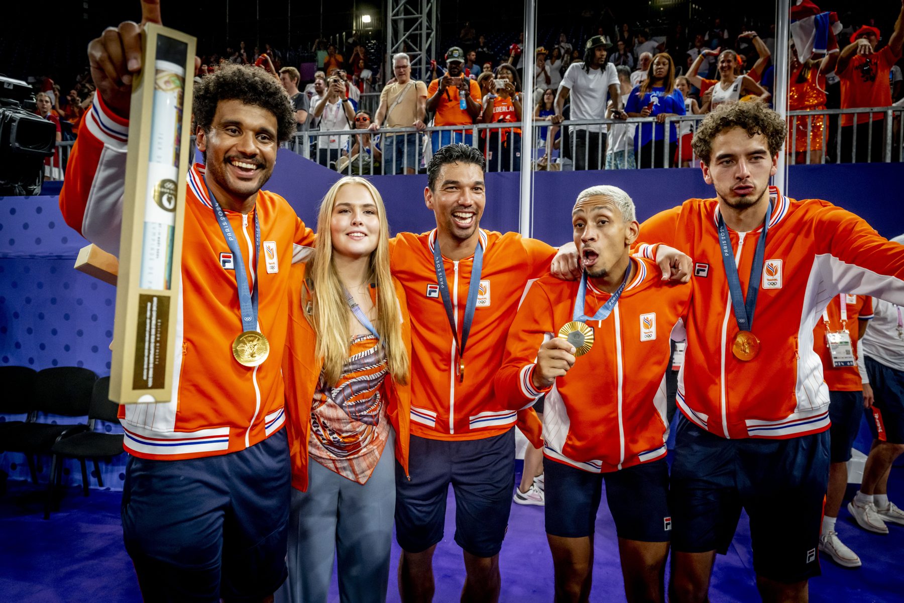 Amalia met de basketbalspelers