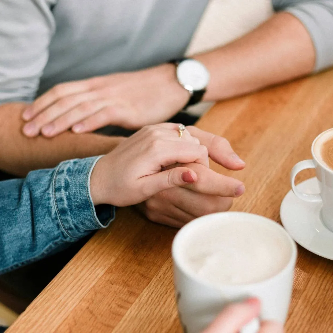 Twee drinken koffie en zijn aan het daten