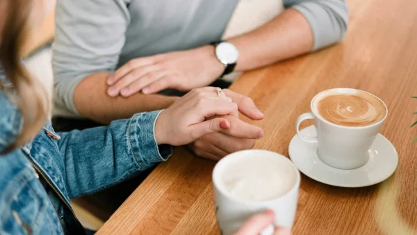 Twee drinken koffie en zijn aan het daten