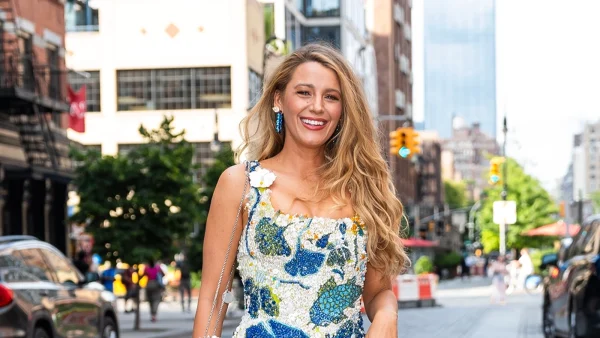 Van top tot teen 'in bloom': Blake Lively stemt outfits af op personage in 'It Ends With Us'