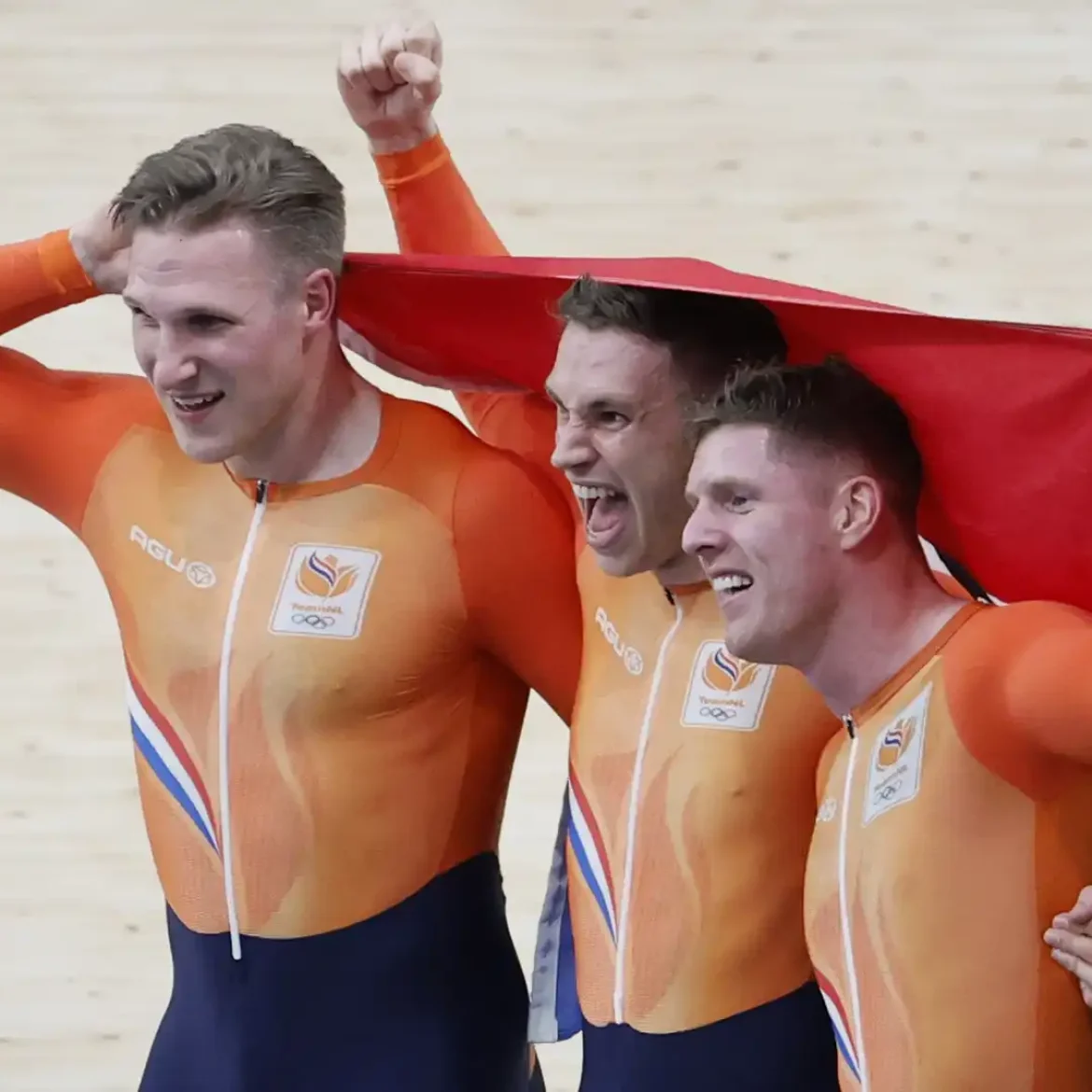 Baanwielrenners Roy van den Berg, Harrie Lavreysen en Jeffrey Hoogland na het winnen van de teamsprint