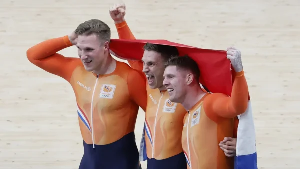 Baanwielrenners Roy van den Berg, Harrie Lavreysen en Jeffrey Hoogland na het winnen van de teamsprint