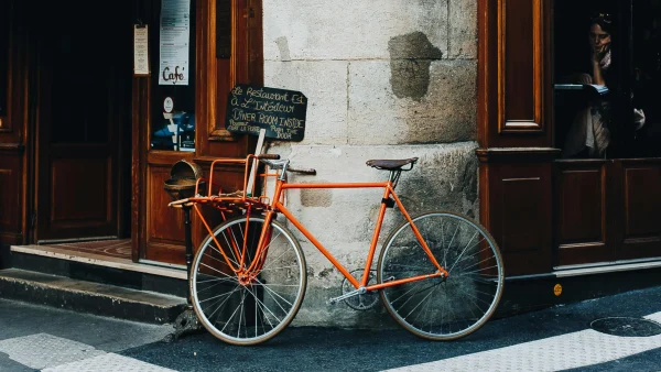 Oranje fiets in Parijs.