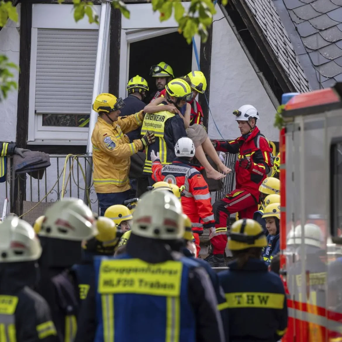 Persoon wordt gered uit ingestort hotel in Duitsland