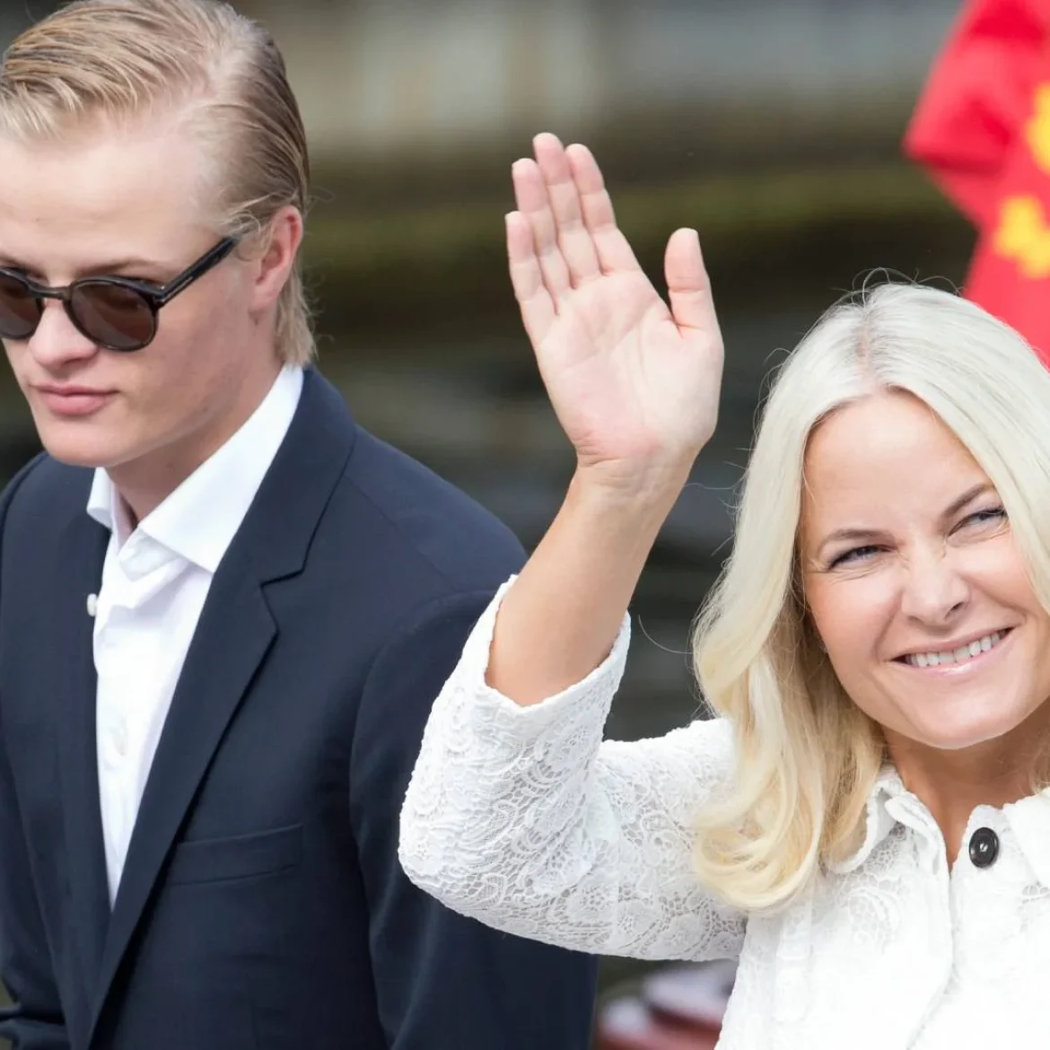 Noorse kroonprinses Mette-Marit met haar oudste zoon Marius