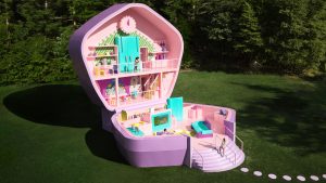 Thumbnail voor Kinderdromen komen uit: slapen in een levensgroot Polly Pocket-huis