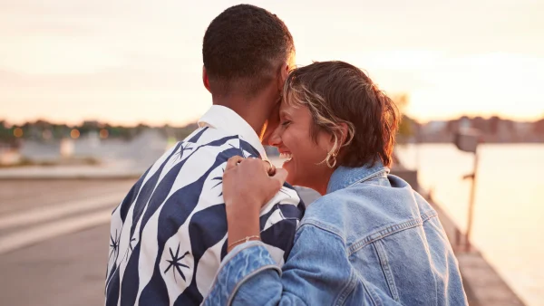 Man en vrouw omhelzen elkaar