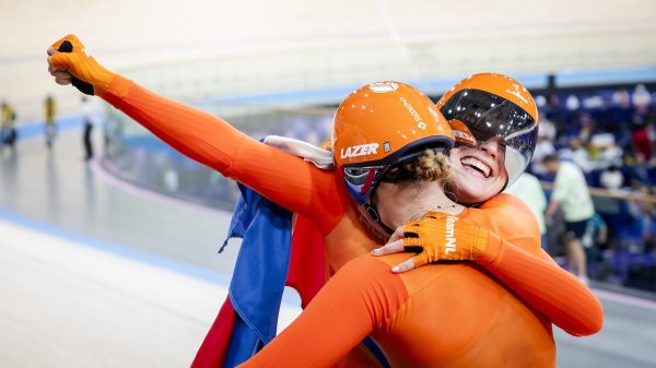 Baanwielrensters Maike van der Duin en Lisa van Belle