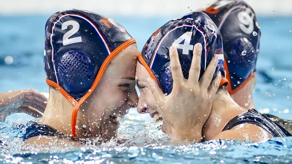 Nederlandse waterpolosters Iris Wolves en Sabrina van der Sloot