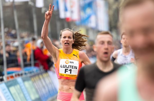 Anne Luijten finisht de olympische marathon: 'Ik sta met een lach aan de start, dat heb ik mijn vader beloofd'