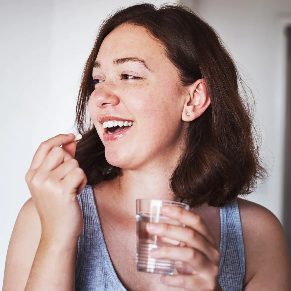 Vrouw neemt vitaminepil in