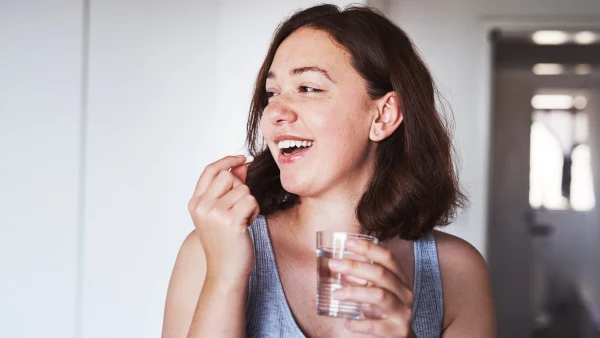 Vrouw neemt vitaminepil in