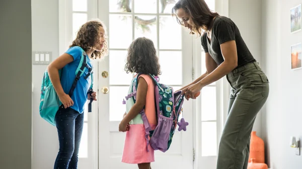 Moeder helpt dochters naar school na schoolkeuze