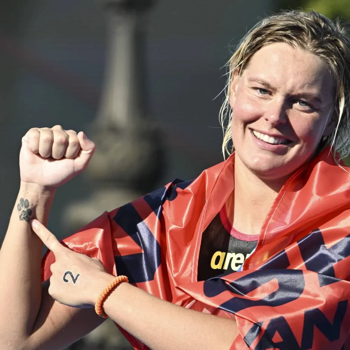 Sharon van Rouwendaal wijst naar de tattoo van haar hondje op de Olympische Spelen