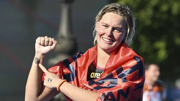 Sharon van Rouwendaal wijst naar de tattoo van haar hondje op de Olympische Spelen