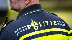 Thumbnail voor Politie Utrecht zoekt man die 's nachts fietsers van hun fiets trekt: 'Dit is ernstig genoeg om zijn foto te verspreiden'