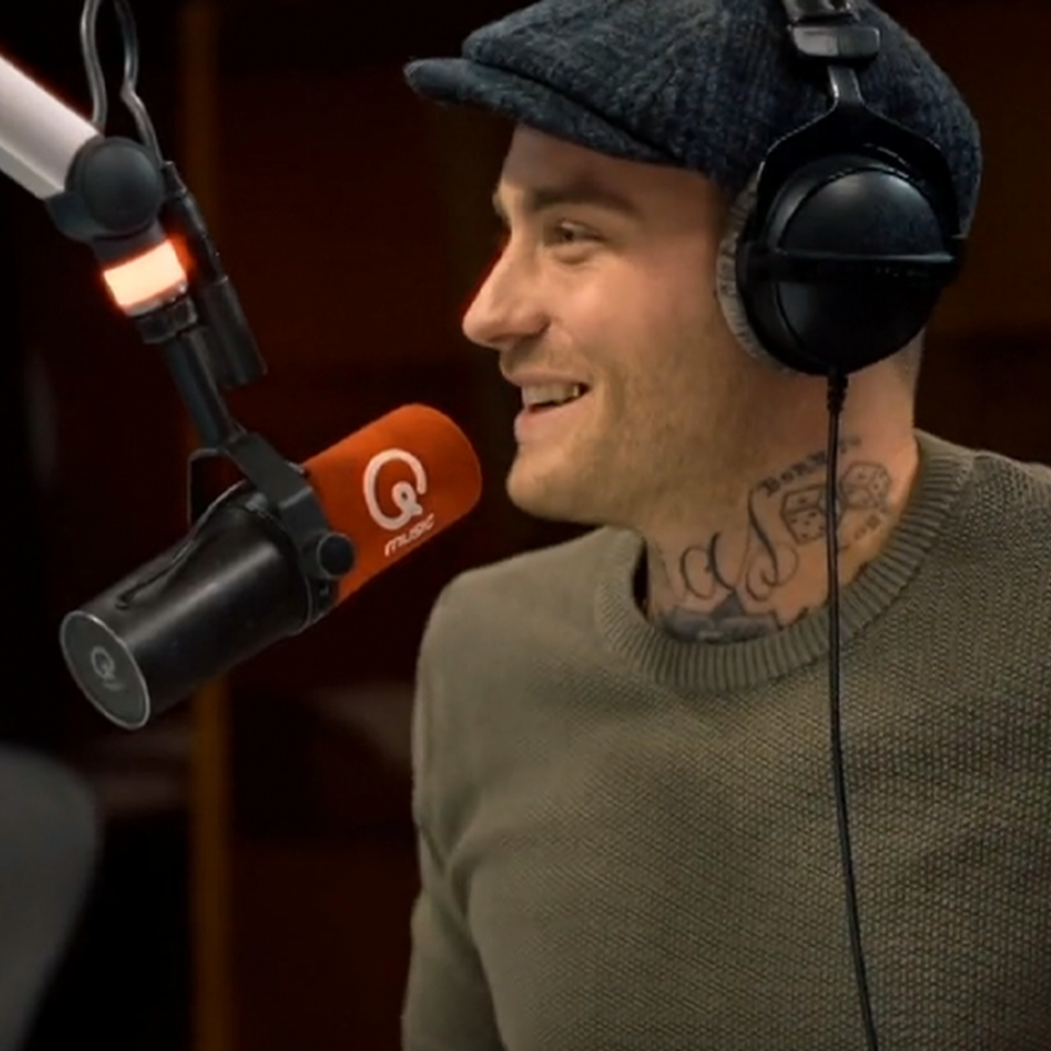 Douwe Bob in een radiostudio