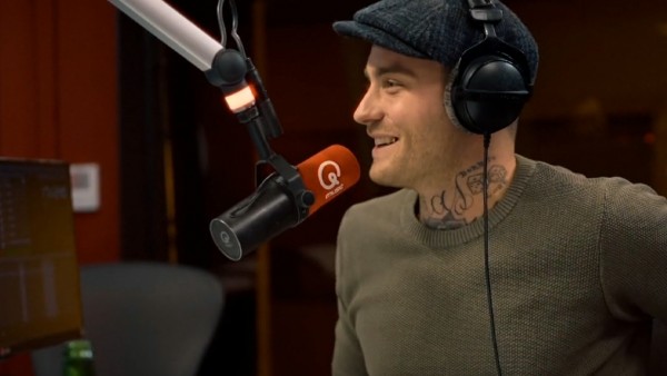 Douwe Bob in een radiostudio