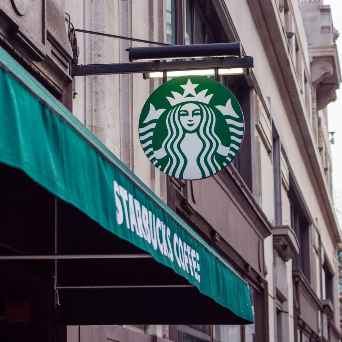 Starbucks in de 'problemen' door lippenstift met koffiesmaak