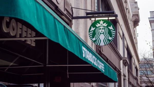 Starbucks in de 'problemen' door lippenstift met koffiesmaak