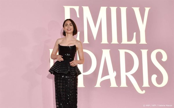 Van hier tot... Lily Collins wil met 'Emily in Paris' naar Tokio