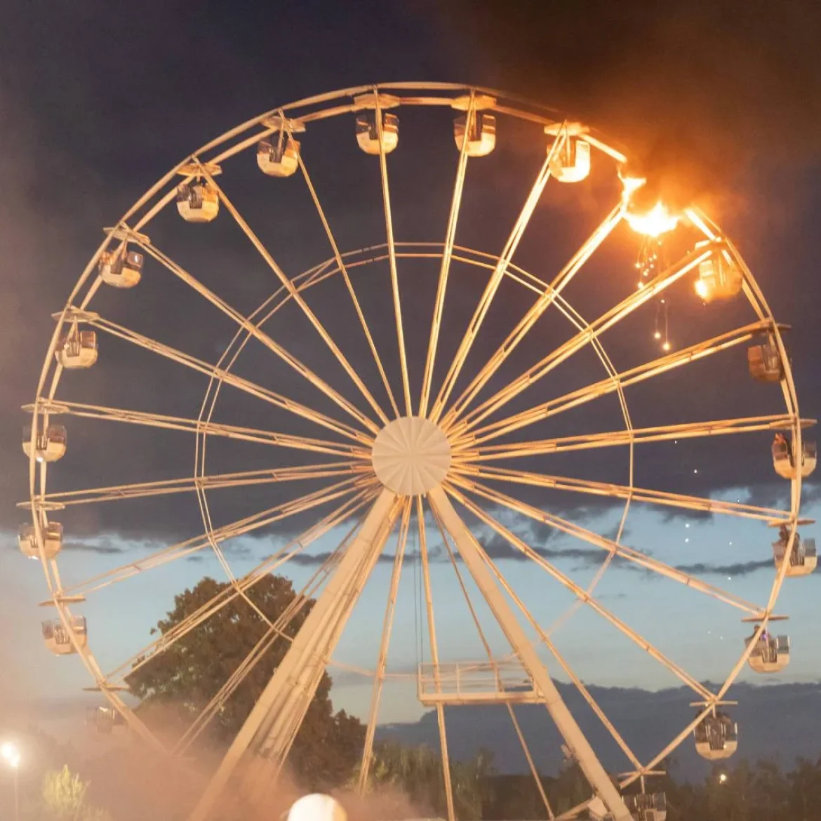 Brand in reuzenrad op festival in Leipzig