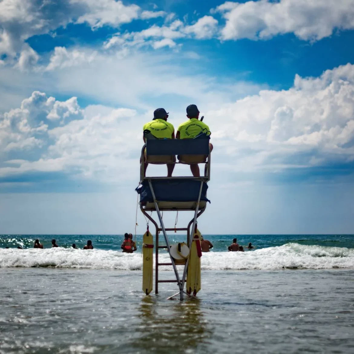 Lifeguards op strand Grand Crohot, bijna 50 kilometer ten westen van Bordeaux