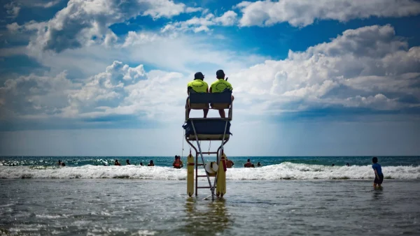 Lifeguards op strand Grand Crohot, bijna 50 kilometer ten westen van Bordeaux