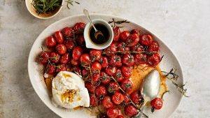 Thumbnail voor Zo op tafel: geroosterde dragontomaatjes met ijskastkoude burrata: 'Goddelijk'