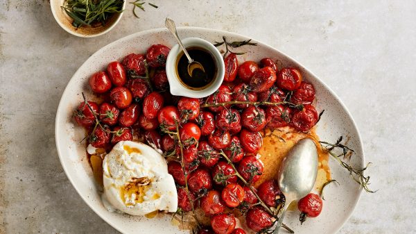 Zo op tafel: geroosterde dragontomaatjes met ijskastkoude burrata: 'Goddelijk'