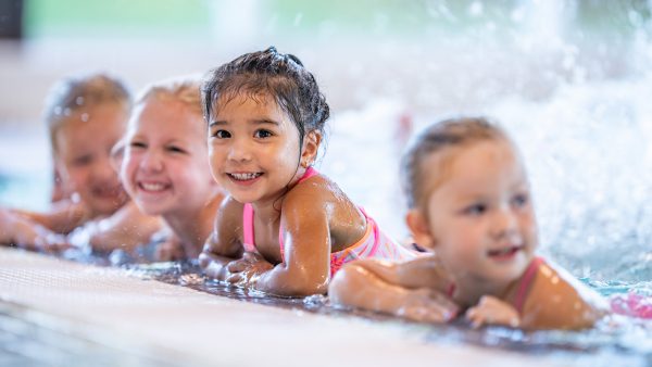 Ouders met lager inkomen zetten kind steeds vaker niet op zwemles, oplopende kosten vaak de oorzaak