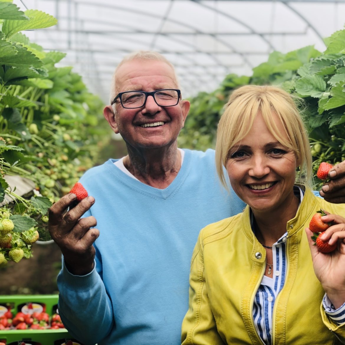 yvon-met-boer-geert-bij-aardbeien