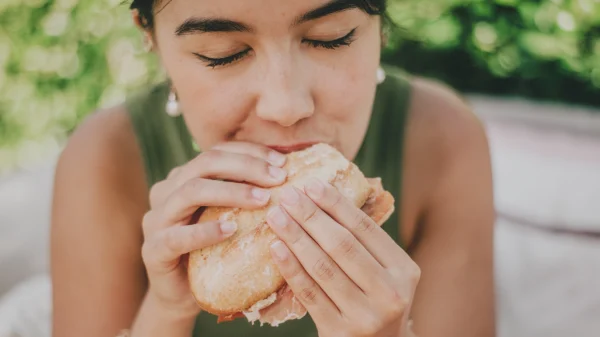 Vrouw eet broodje vlees