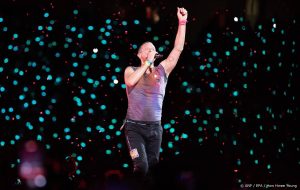 Thumbnail voor Coldplays Chris Martin eert Taylor Swift tijdens concert Wenen na terreurdreiging