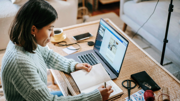 meisje achter laptop doet toekomst check