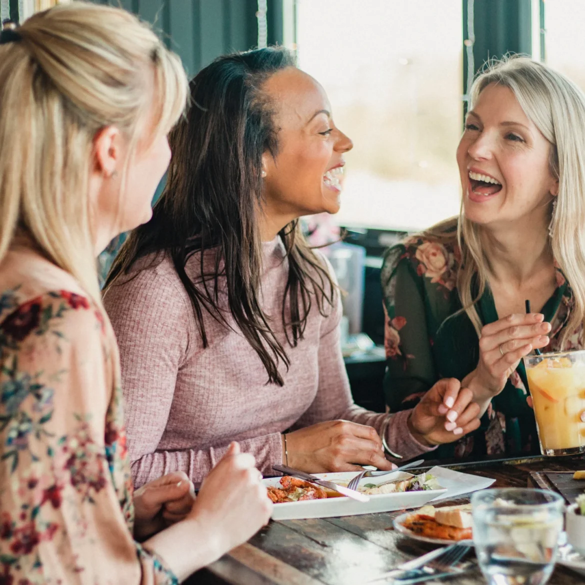 Vrouwen aan het borrelen