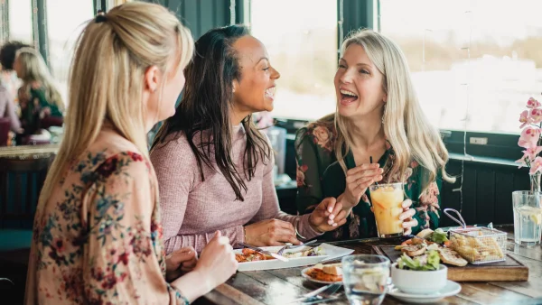 Vrouwen aan het borrelen