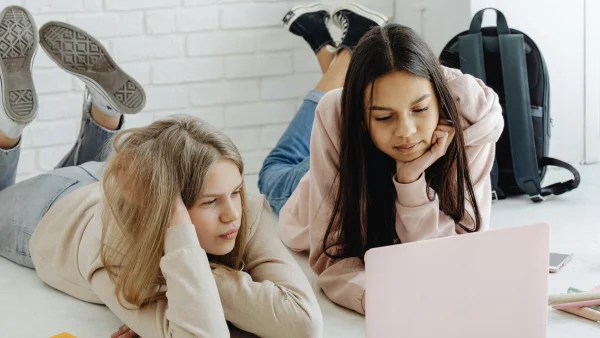 meiden met schoolspullen