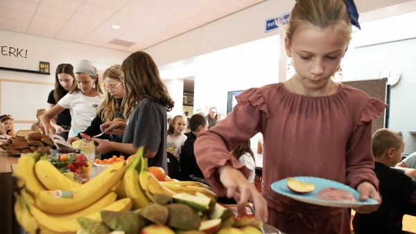 Kinderen tijden een schoolmaaltijd