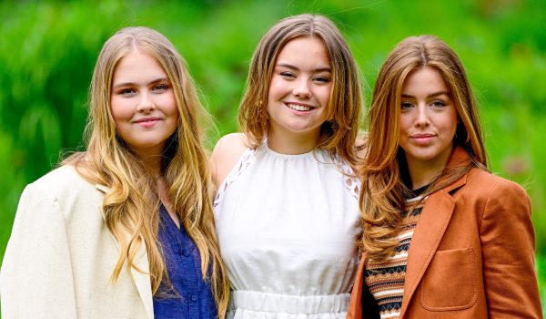 De prinsessen tijdens de jaarlijkse zomer-fotosessie van de koninklijke familie